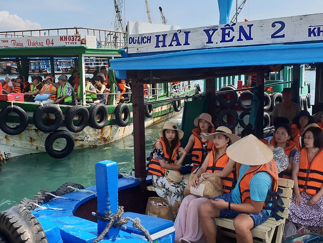 Nghi vấn đường dây làm giả thẻ hướng dẫn viên