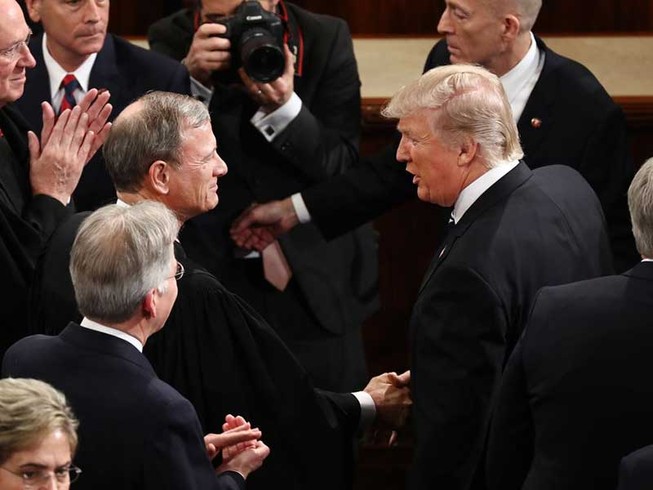 Ông Trump đấu khẩu với chánh án tòa tối cao Mỹ