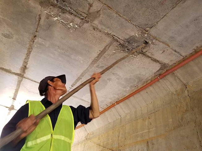 Dán băng keo để hỗ trợ chống thấm trên cao tốc 34.500 tỉ