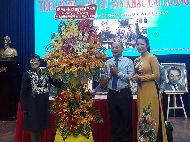 Đừng bắt giới trẻ cảm cải lương giống cha ông