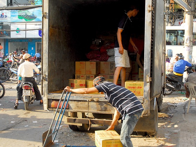 Giá xăng giảm mạnh, sao cước taxi, vận tải… không giảm?