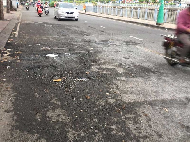 Ổ gà trên đường Hoàng Sa