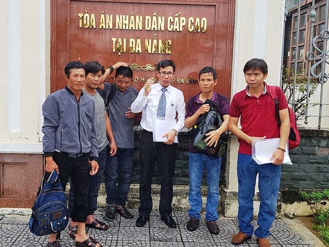 Ngày thấp thỏm của 5 công dân vụ cưa gỗ khô