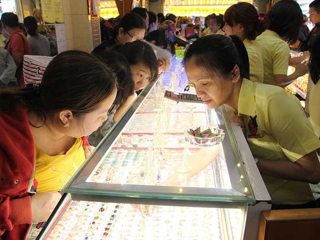 Ngày thần tài: Giá vàng nữ trang bất thường