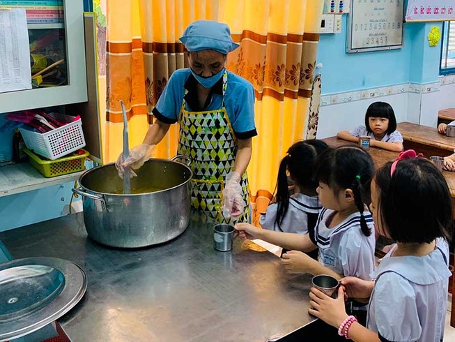 Trường học ‘ứng phó’ nắng nóng, bảo vệ học sinh