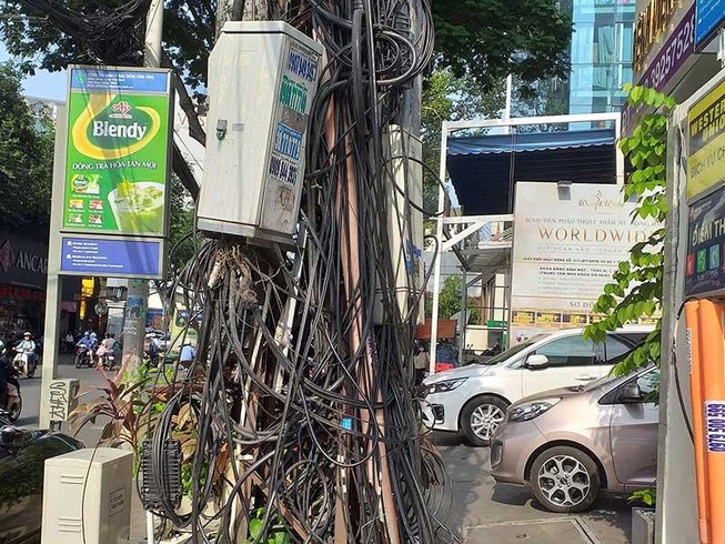 Búi dây điện nguy hiểm trên vỉa hè