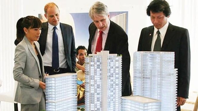 Tránh rủi ro khi nhờ người khác đứng tên mua nhà ở Việt Nam