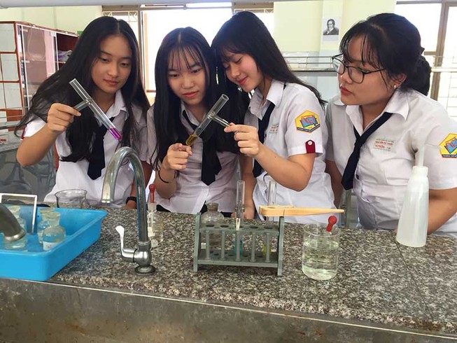 Thí nghiệm tại trường: Dễ sự cố nếu bất cẩn