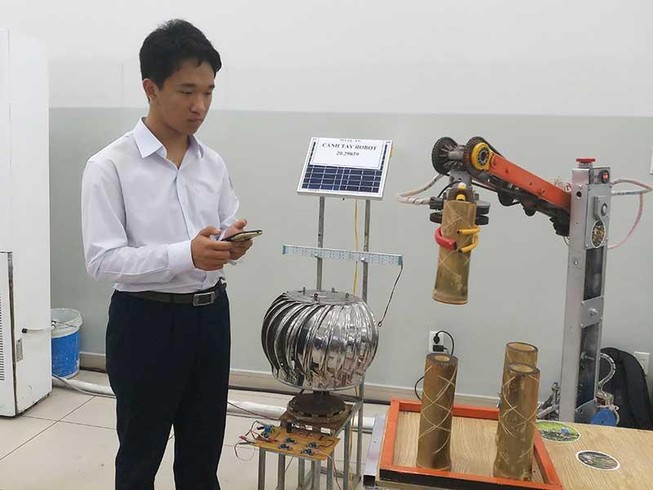 Học sinh chế tạo cánh tay robot