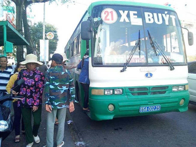 Người dân sợ đi xe buýt vì xuống cấp