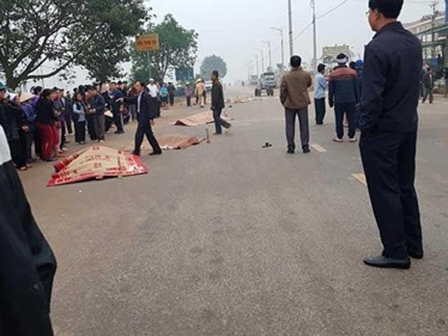 Xe khách chạy 78 km/giờ tông vào đám tang
