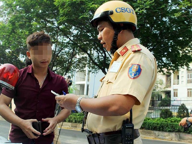 Phạt không thắt dây an toàn: CSGT giải thích