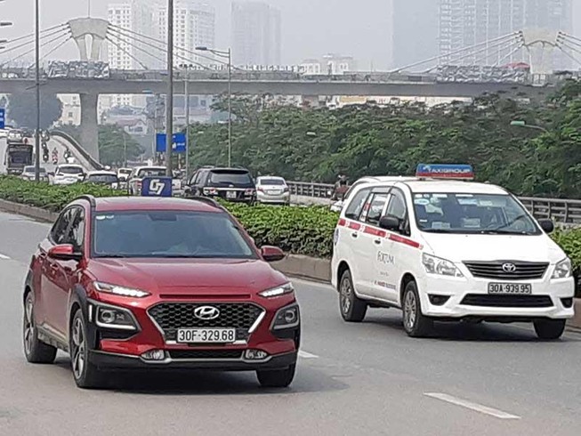 Quy định gắn hộp đèn, nhiều tài xế lo mất việc