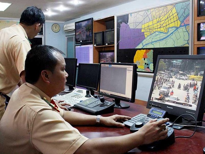 CSGT chờ người vi phạm đến đóng phạt nguội