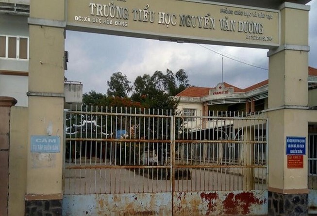 Thầy giáo bị khiển trách vì phạt HS thụt dầu, có quá nặng?