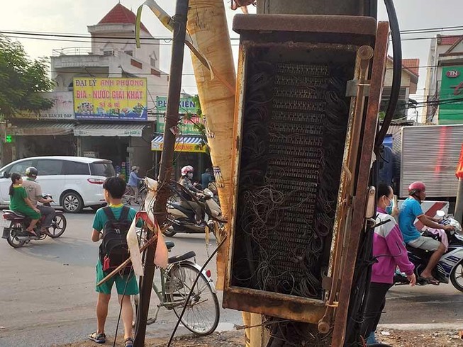 Tủ cáp viễn thông bung nắp, thiếu an toàn