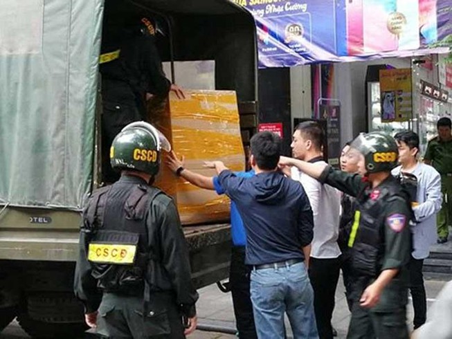Thu nhiều tang vật khi khám xét Nhật Cường Mobile