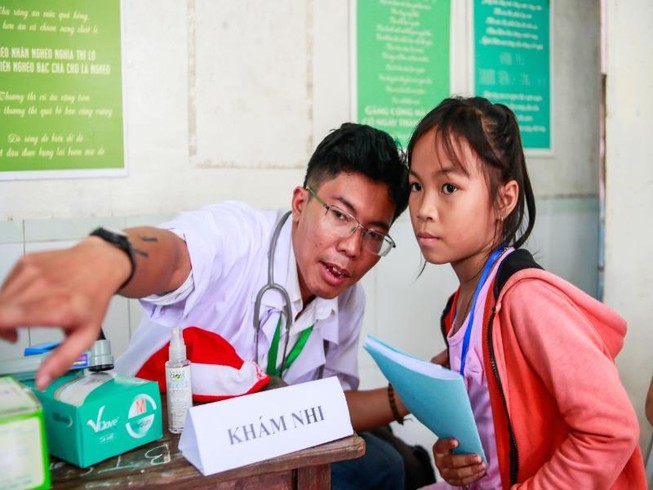 Chàng bác sĩ lặn lội khám, chữa bệnh miễn phí cho trẻ
