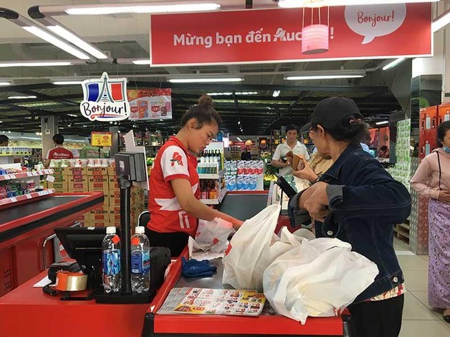 Khó hiểu thương vụ bán 18 siêu thị Auchan Việt Nam