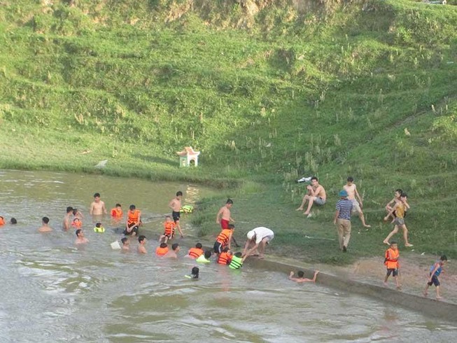 Tập bơi bên dòng sông Đào