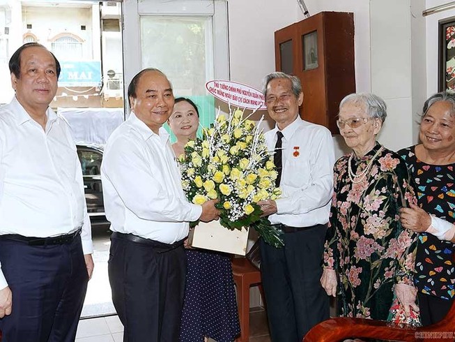 Thủ tướng thăm hỏi, chúc mừng các nhà báo lão thành