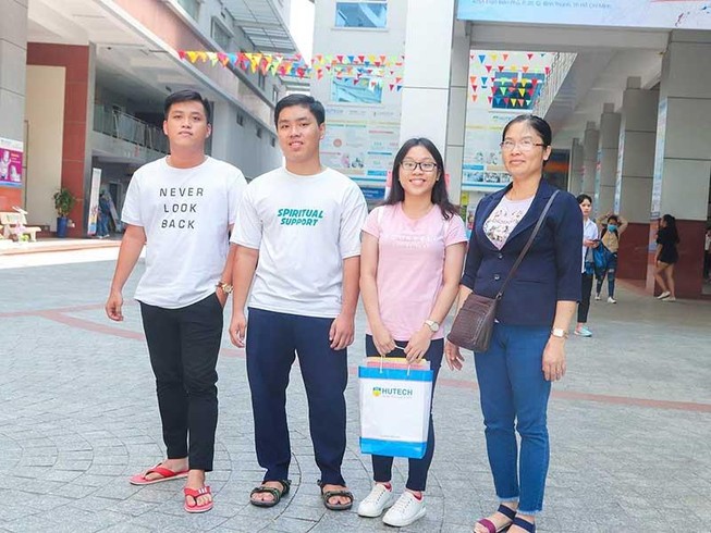 3 anh chị em sinh ba học cùng lớp, cùng đi thi THPT quốc gia