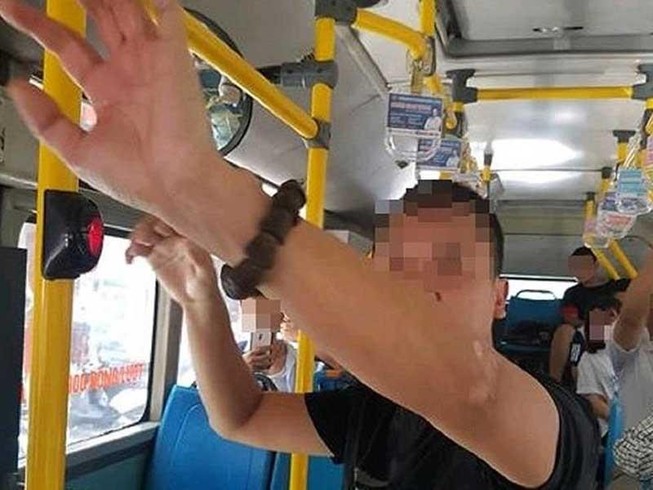 Thủ dâm trên xe buýt và khoảng trống pháp lý