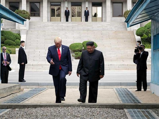 ‘Ngày huyền thoại đi vào lịch sử’ của ông Trump và ông Kim