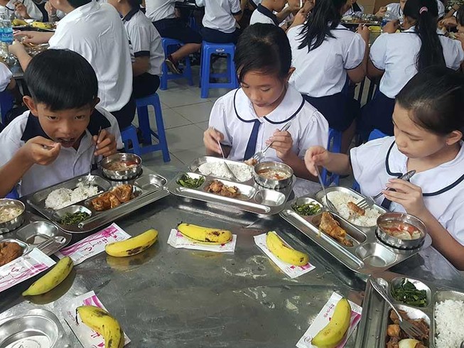 Ấm lòng từ những bữa cơm đùi gà
