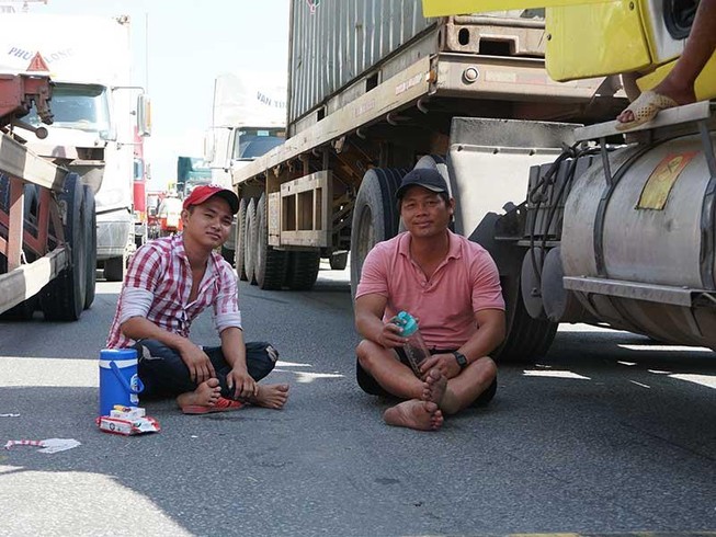 Xe cẩu hỏng, giao thông phía đông TP.HCM ùn ứ kéo dài