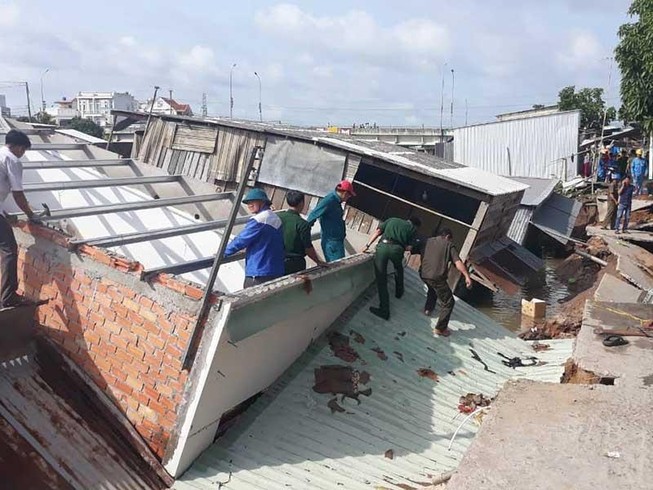 5 căn nhà bất ngờ đổ sụp xuống sông lúc rạng sáng