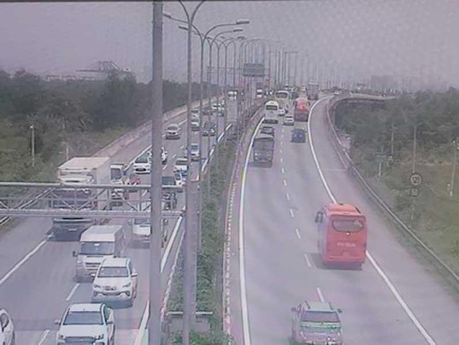 Lưu lượng xe 'khủng' trên cao tốc Long Thành - Dầu Giây