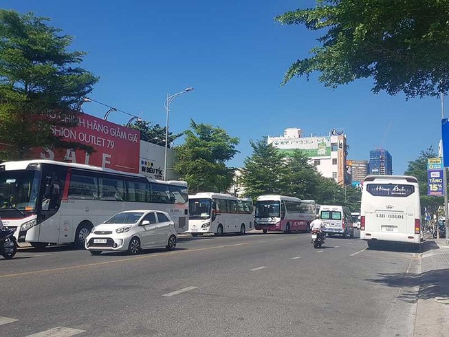 Đà Nẵng ‘chật cứng’ xe khách du lịch