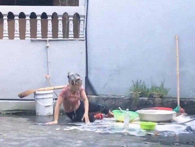 Đổ cả thau nước mắm lên đầu mẹ để câu view