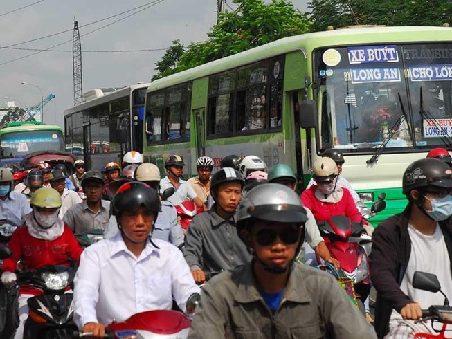 Băn khoăn mở làn đường ưu tiên cho xe buýt