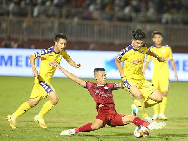 Hai thẻ đỏ, 4 bàn thắng, TP.HCM và Hà Nội rượt đuổi kịch tính
