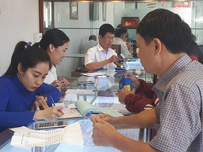Mỹ hạ lãi suất, giá vàng giảm kỳ lạ