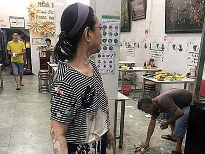 Phở Hòa Pasteur bị ném sơn, mắm tôm