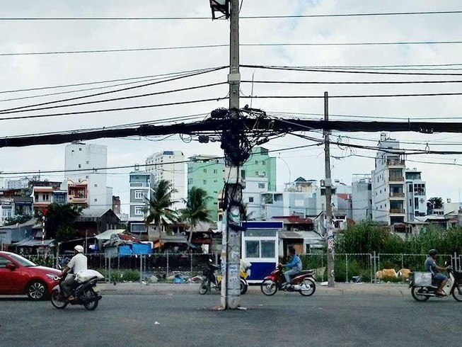 Trụ điện giữa đường