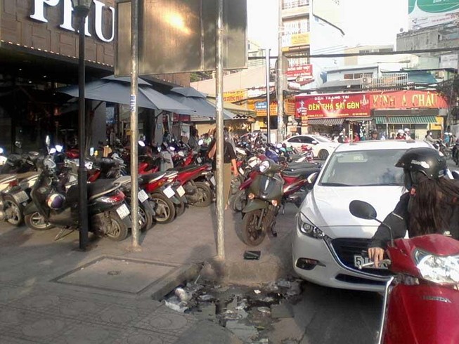 Vỉa hè bị tái chiếm, đẩy người đi bộ xuống đường
