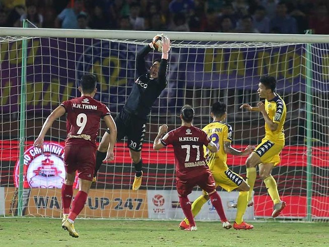 Vòng 20 V-League: TP.HCM nhọc nhằn, Hà Nội thảnh thơi