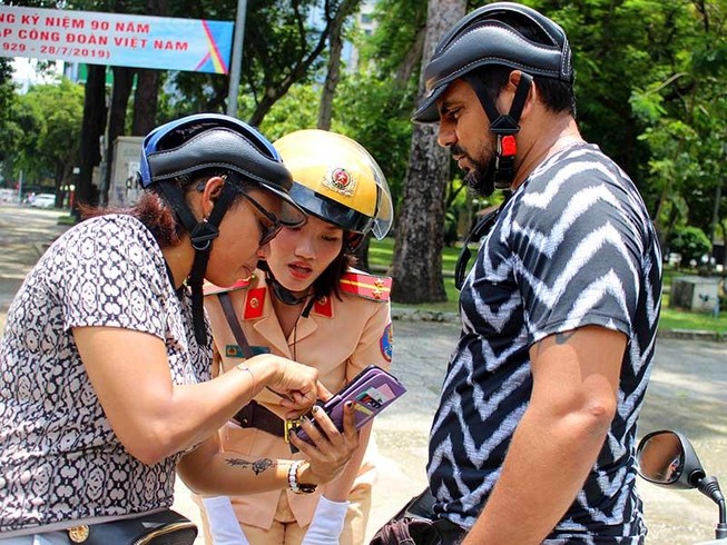 Nữ CSGT khiến khách Tây tâm phục khẩu phục