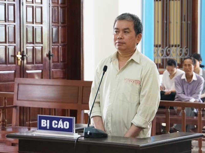 Bí ẩn chiếc áo trắng dính máu trong nghi án giết mẹ ruột