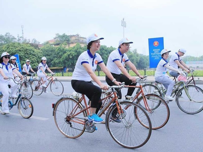 Đại sứ các nước cùng chơi kéo co, đập niêu