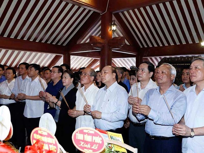 Thủ tướng, Chủ tịch QH dâng hương lên Chủ tịch Hồ Chí Minh