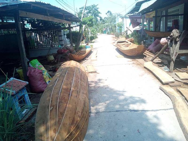 Nước nổi không về, ghe xuồng Long Hậu mắc cạn