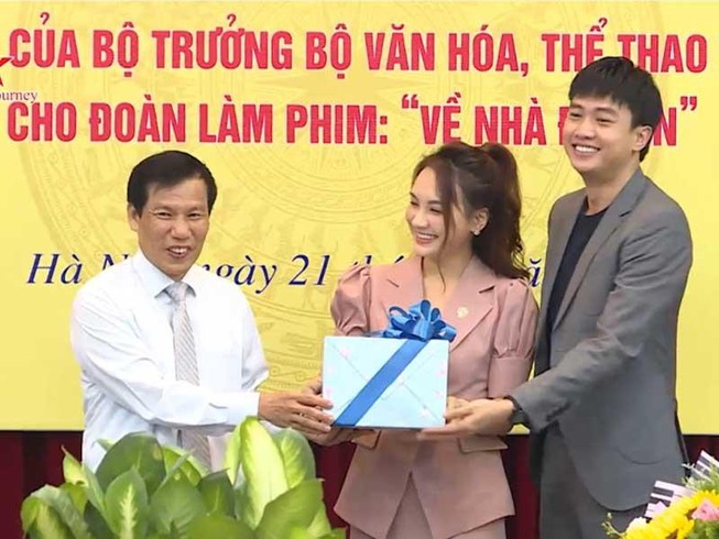Tranh cãi quanh việc khen thưởng phim Về nhà đi con