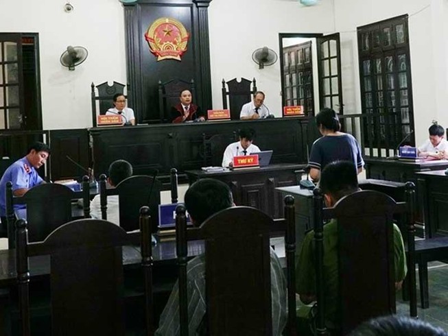 Thùng nhựa đựng sơn có là hung khí nguy hiểm?