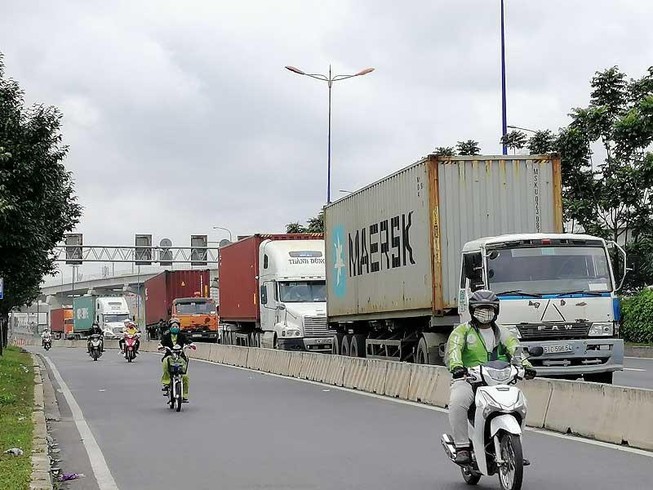 Nhiều con đường thành bãi đậu xe container trái phép
