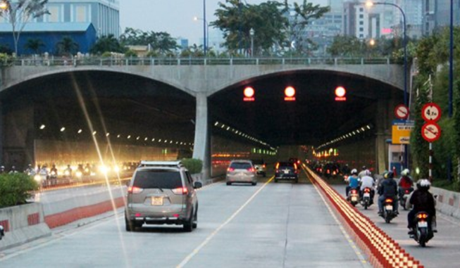 Vì sao bật đèn pha trong hầm đường bộ lại bị xử phạt?